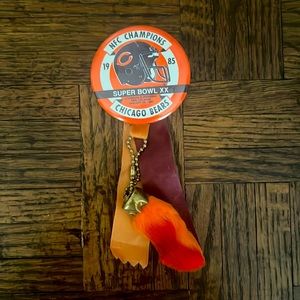 1985 NFC Champions Chicago Bears pin with rabbit’s foot